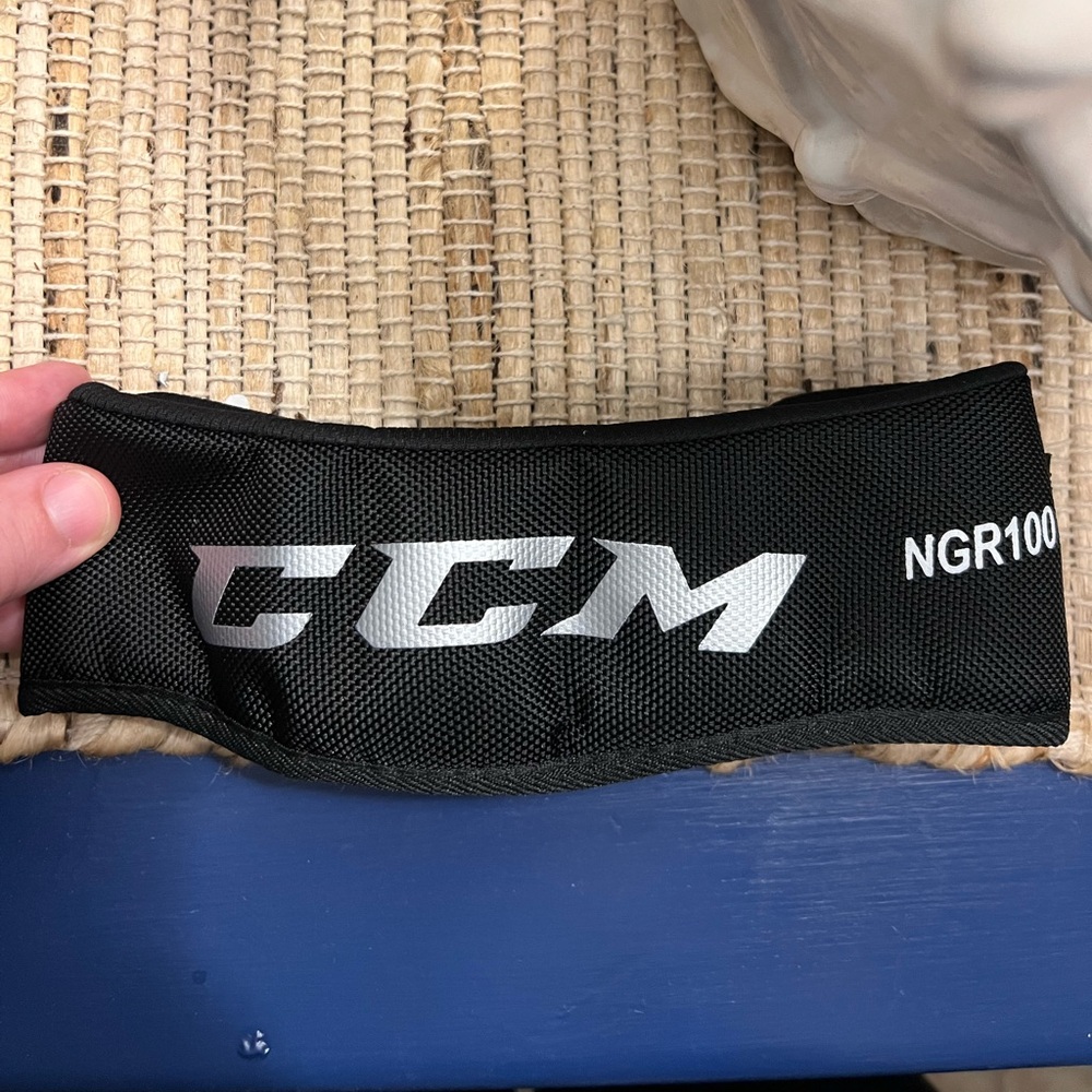 CCM Hockey Neck Guard Senior L/XL